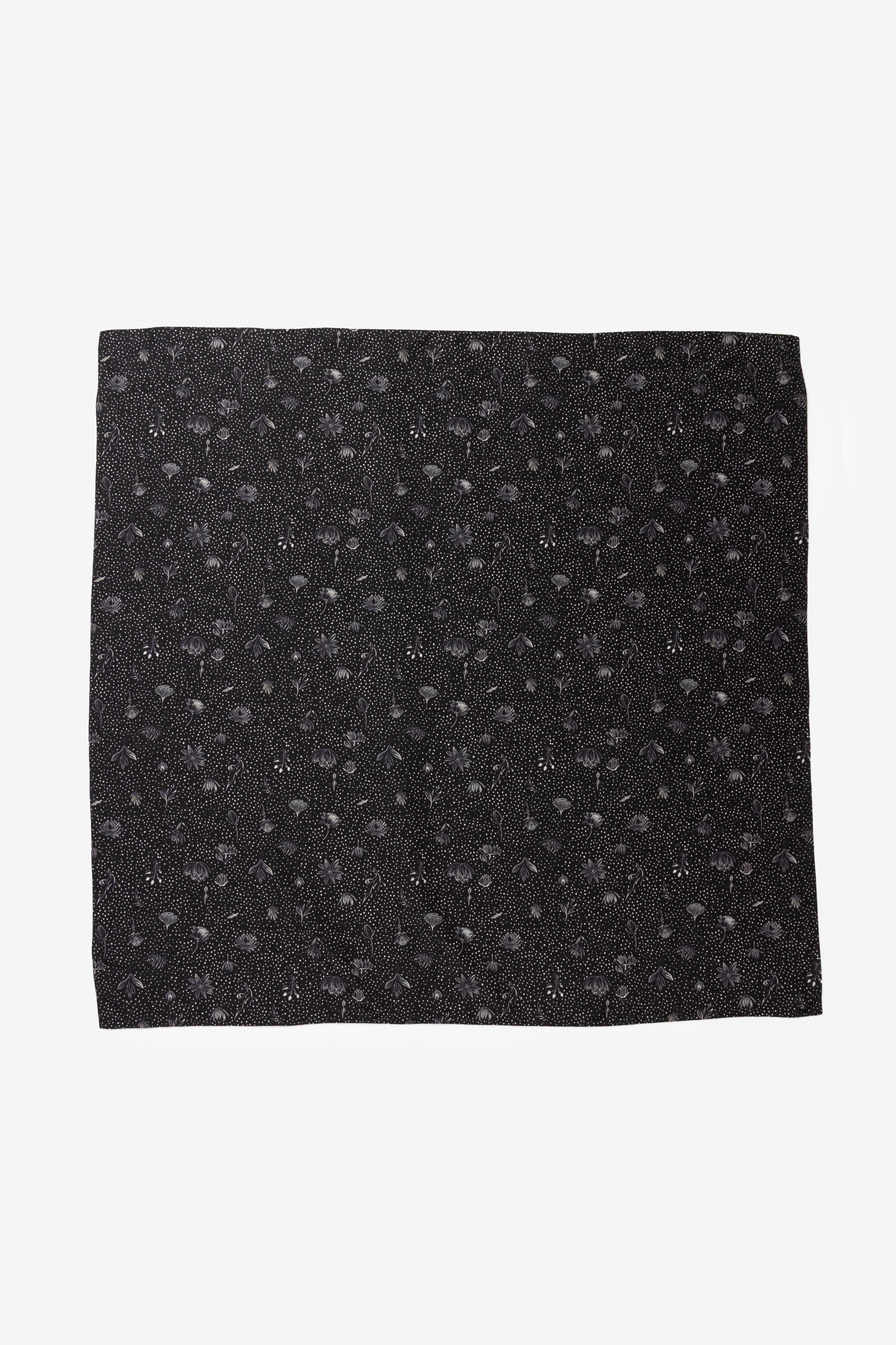calmlence スカーフ Calmlence Scarf Flower Print Black 90cm x 90cm – Store Du Nord